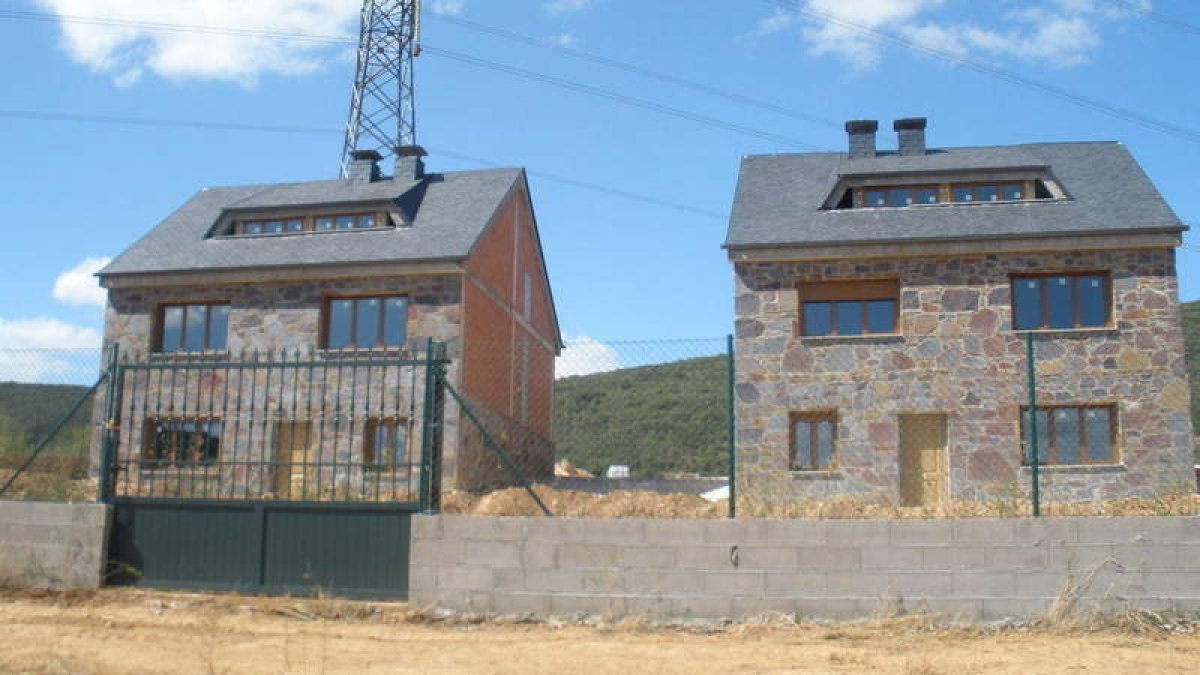 Estos dos chalés construidos junto al embalse de Campañana son el objeto de la denuncia.