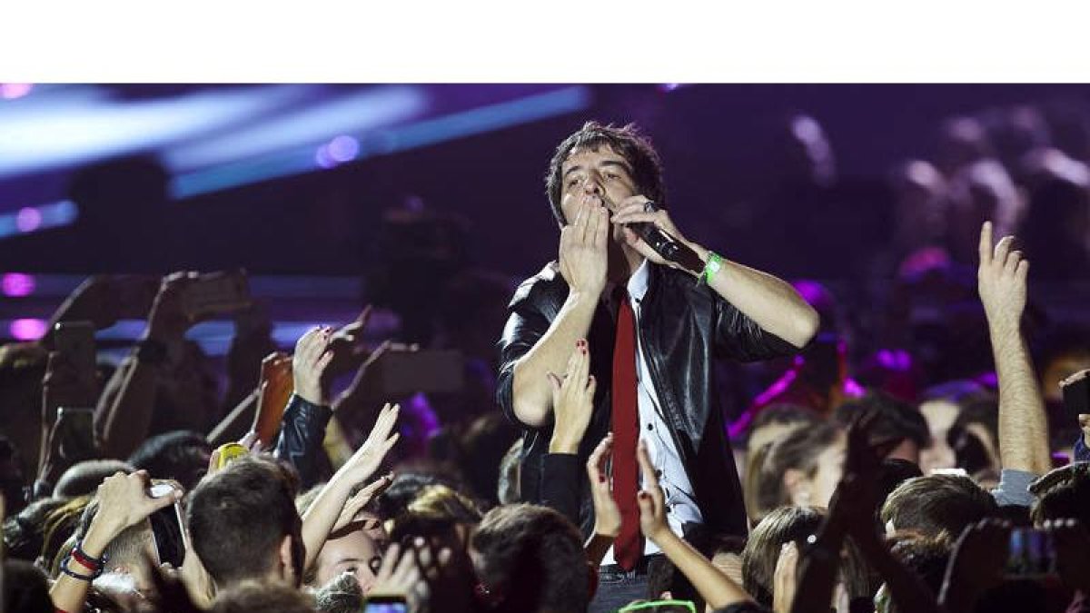 El cantante de Sidonie, Marc Ros, durante un concierto en el Palau de Sant Jordi. ALEJANDRO GARCÍA
