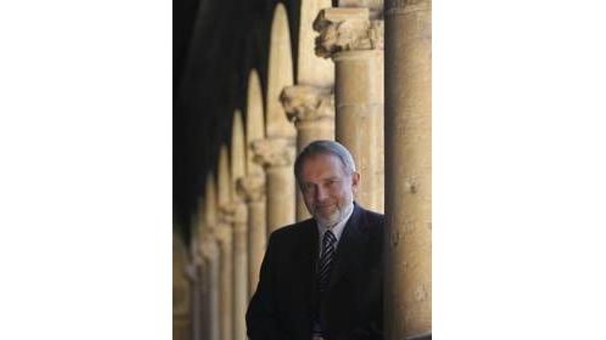 Sidorenko posa en el claustro del Hostal de San Marcos, durante un receso
