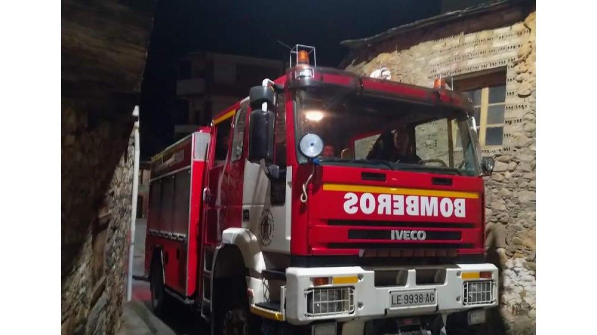 La dotación de los bomberos de Ponferrada, en Cosgosto. DL