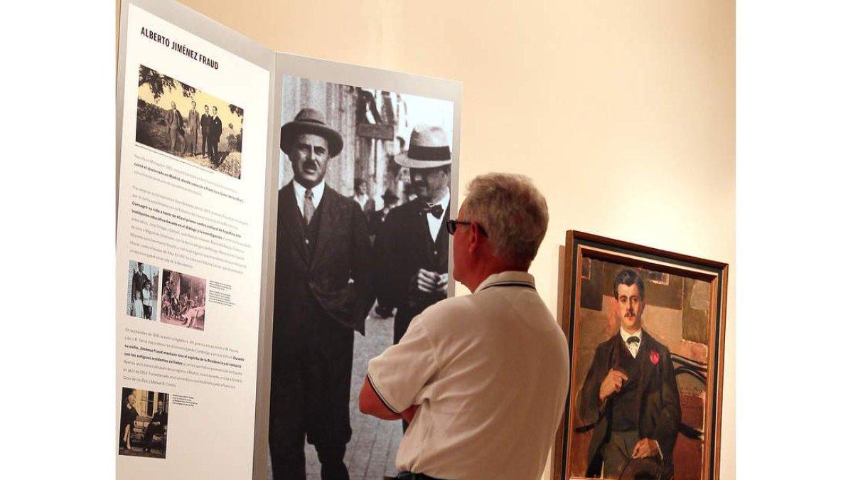 Un hombre observa uno de los paneles que explican algunos de los datos más curiosos de la historia de la Residencia de Estudiantes.