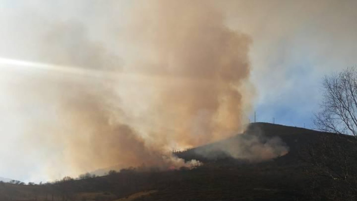 Efectivos anti-incendios de la Junta intervienen en la extinción de seis fuegos