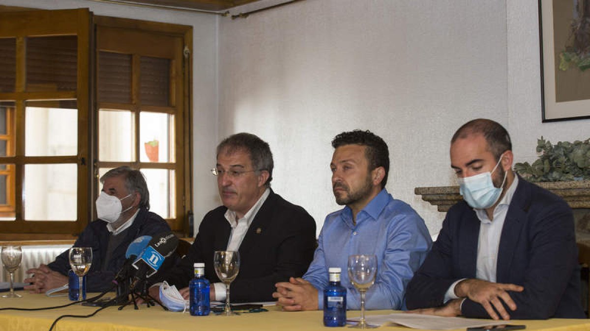 De derecha a izquierda, Guzmán, Peyuca, García y Ortiz durante la rueda de prensa. FERNANDO OTERO