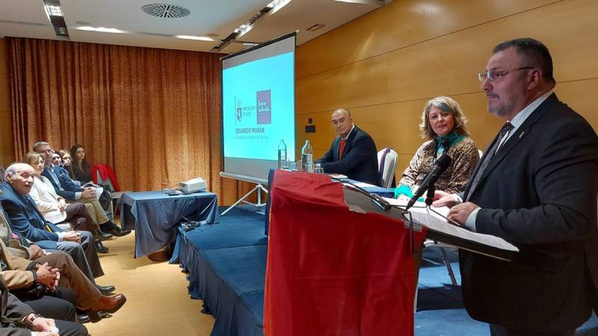 El presidente de la Diputación, Eduardo Morán, en un momento de su intervención ayer en Sevilla. DL