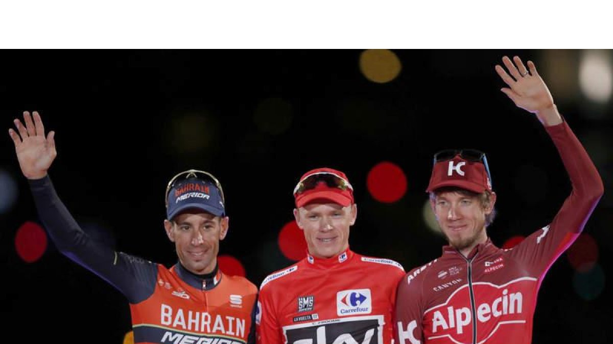 Froome en el centro del podio junto a Nibali y Zakarin. LIZÓN