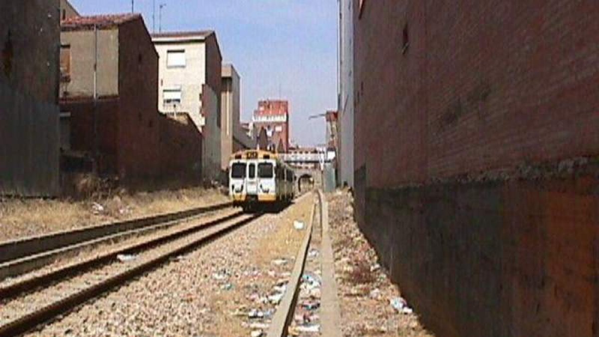Paso del tren, días atrás, entre las viviendas que se mejorarán.