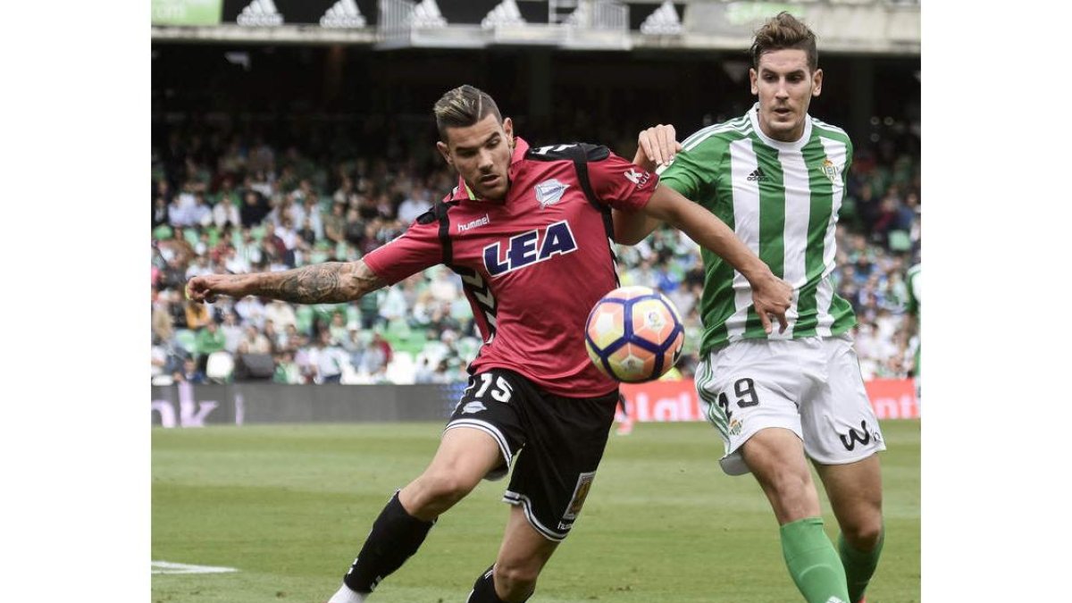 Theo, con la elástica del Alavés, ante el Betis esta temporada. CADENAS