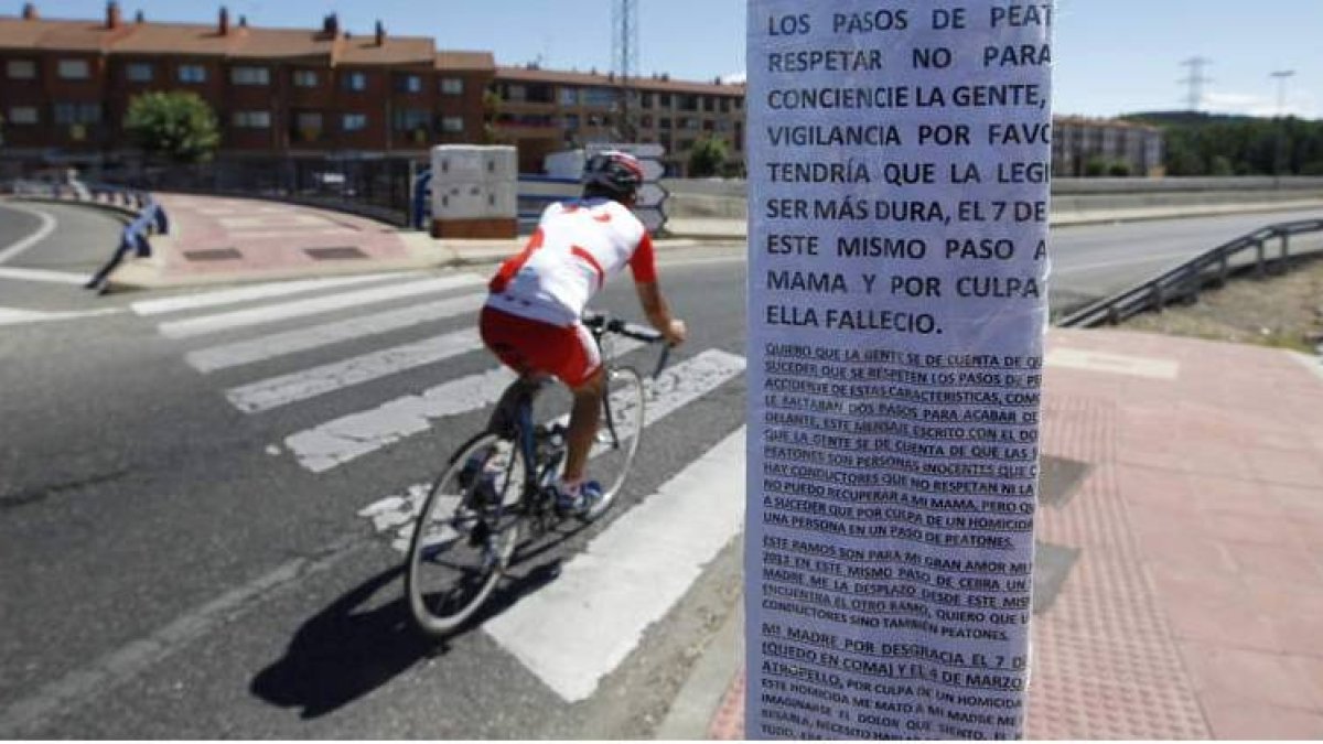 Lugar en el que se fija el mensaje de protesta escrito por el accidente.