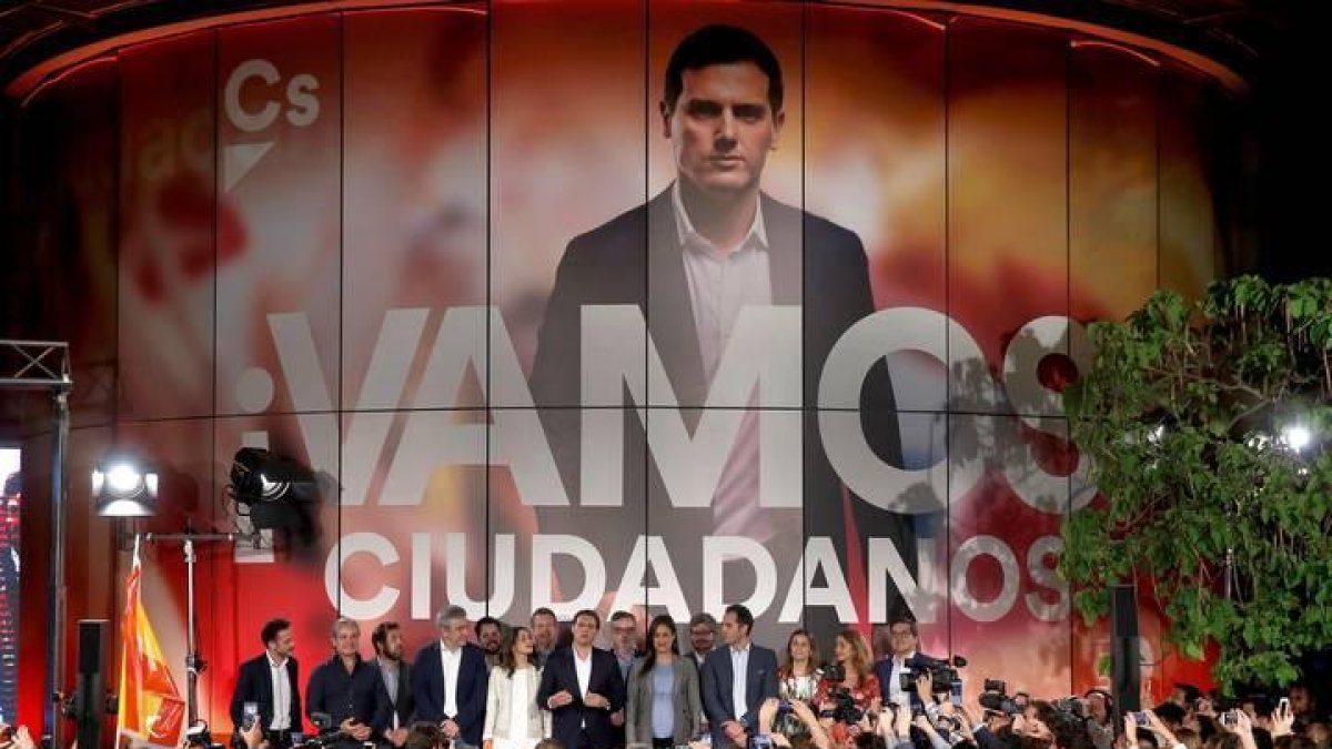 Rivera rodeado de sus fieles