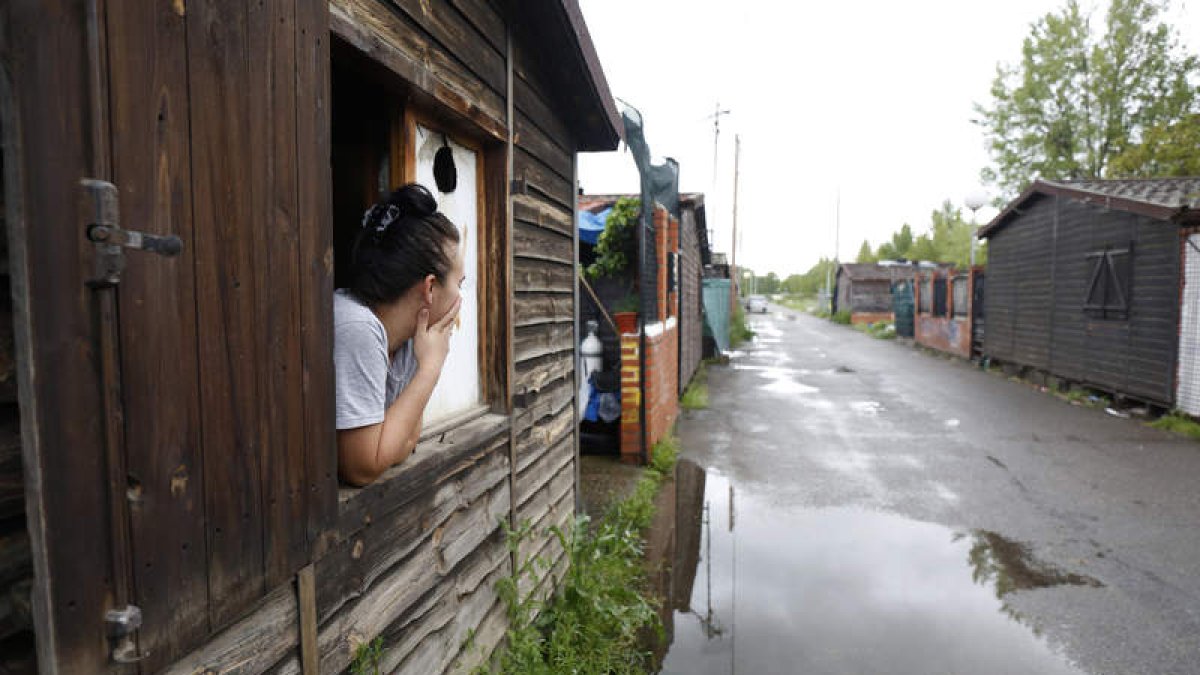 Una mujer gitana en una de las chabolas de la capital leonesa en 2020. FERNNDO OTERO