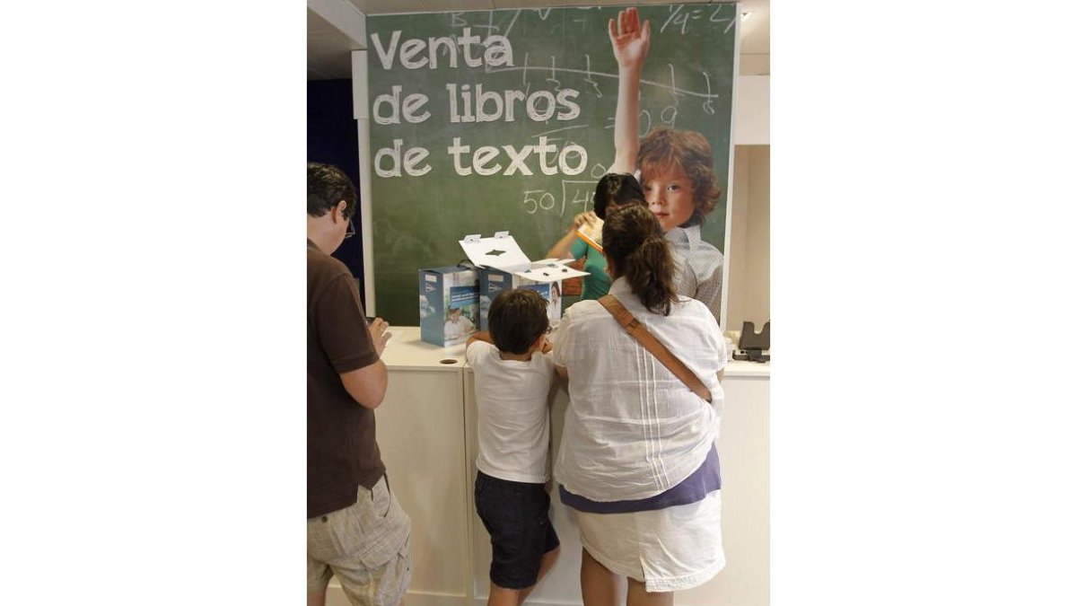 Una familia espera libros de texto, en una imagen de archivo.