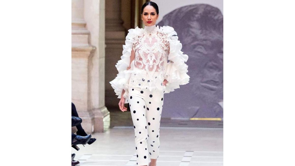Una modelo desfila con un diseño de Juana Martín. ETIENNE LAURENT