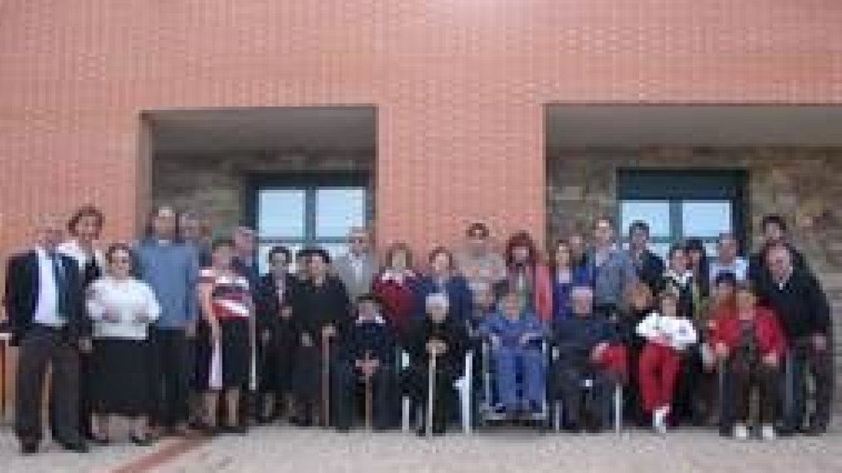 La anciana, sentada en el centro con bastón, con sus allegados