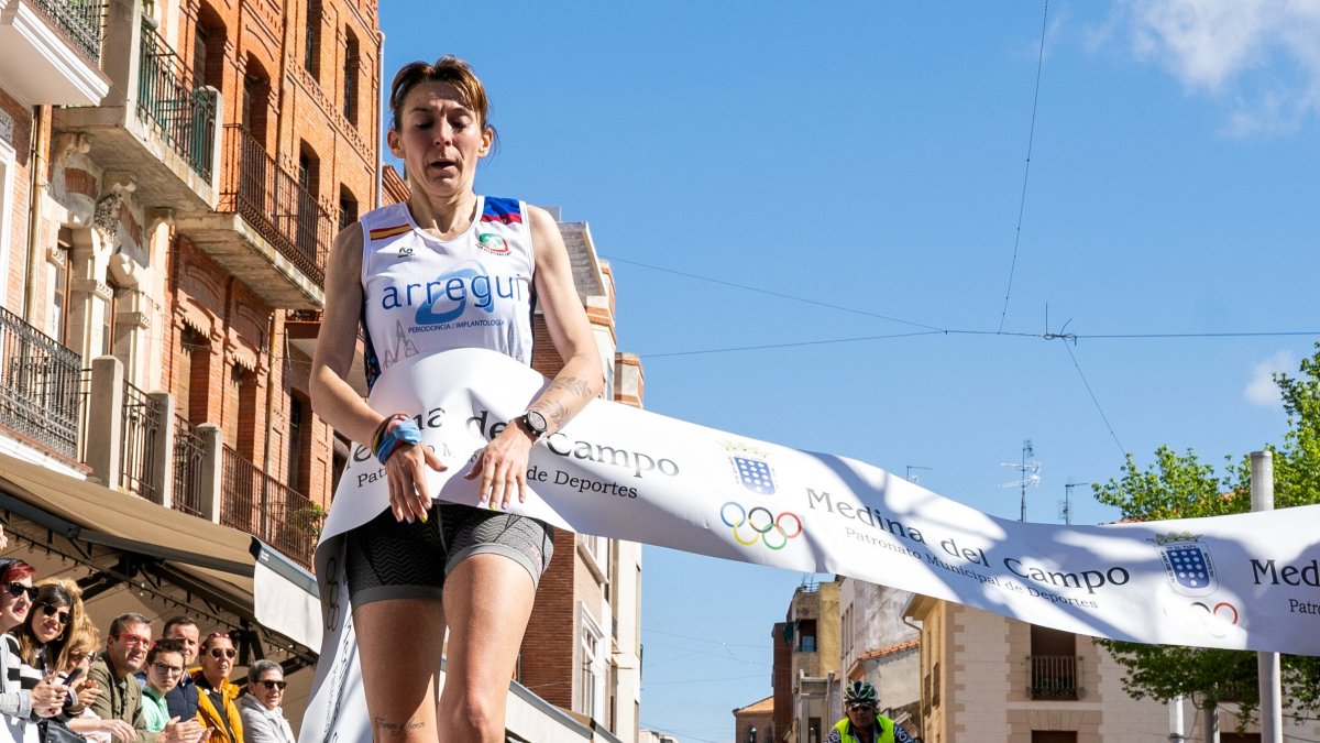 Noelia Sabugo en el momento de cruzar la línea de meta. BENJAMÍN REDONDO