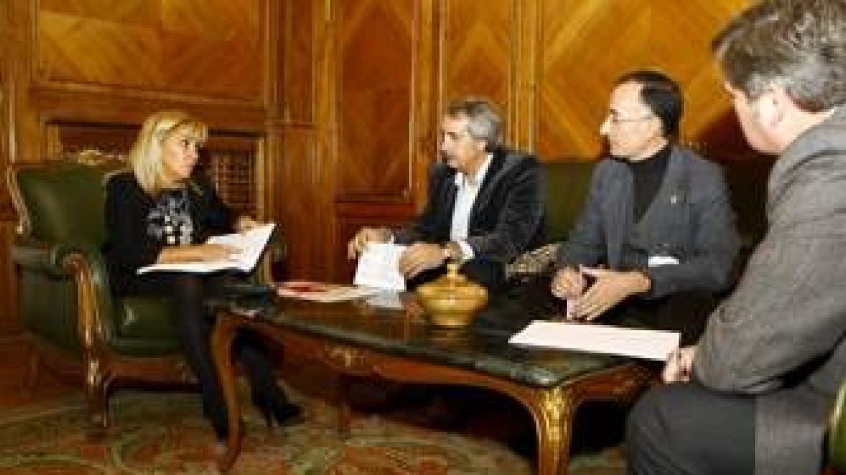 Isabel Carrasco, junto a una representación de administradores locales