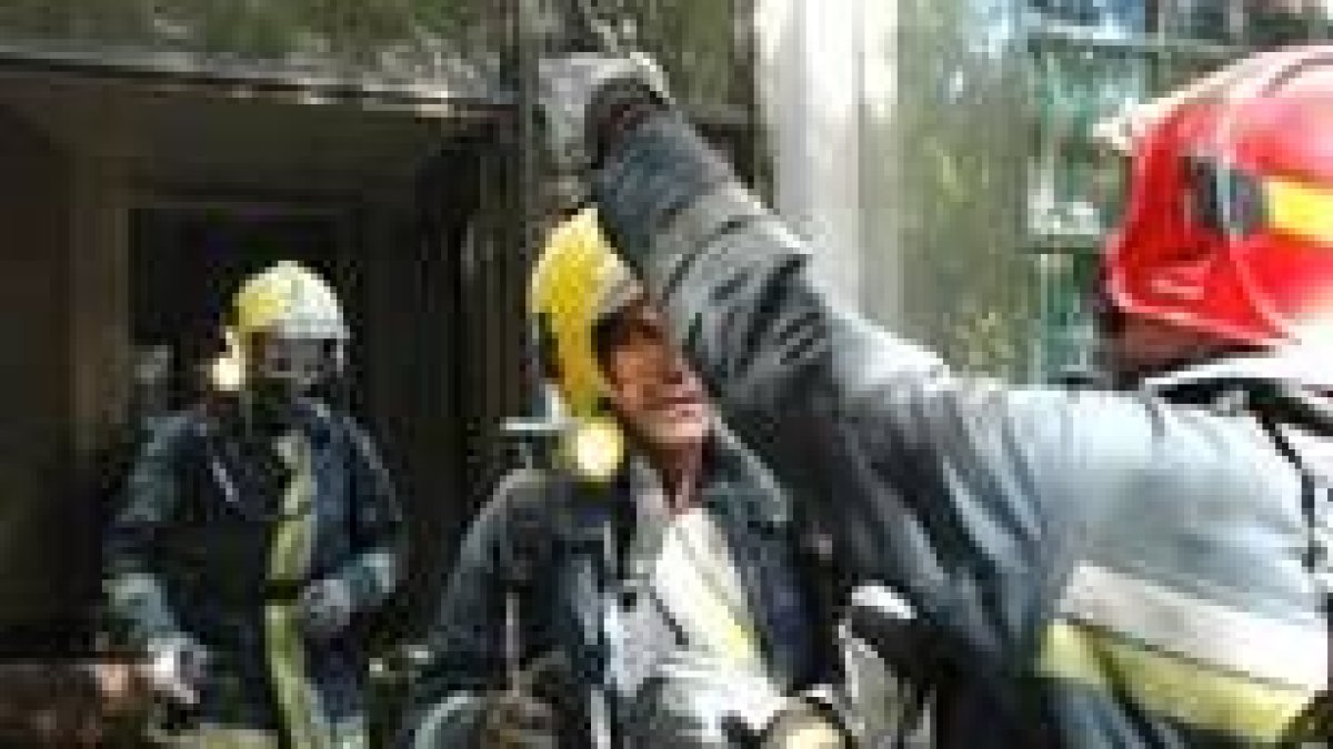 Los bomberos sofocaron el incendio situado en la plaza de Cervantes