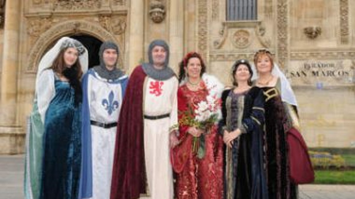 Pedro Avellaneda y Teresa Patón, junto a sus familiares en la boda medieval.