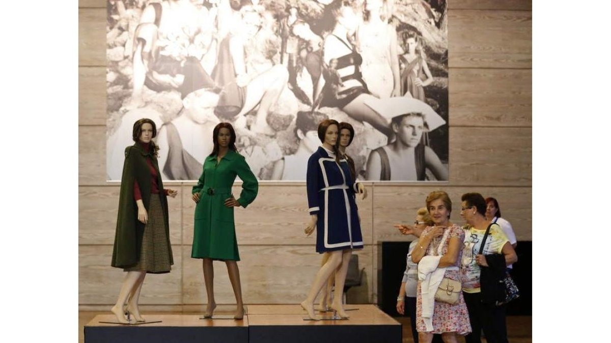 Exposición del diseñador Elio Berhanyer en el Museo del Traje, en Madrid