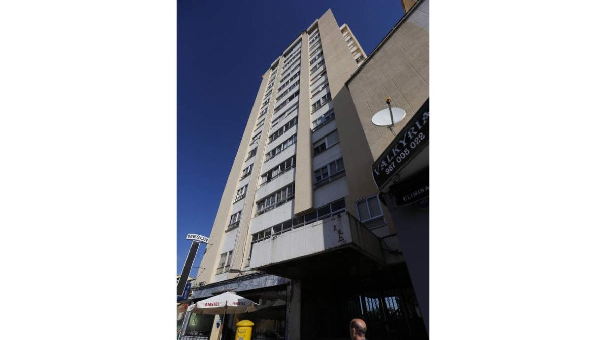 Vista exterior del edificio Faro; abajo, el portero automático.