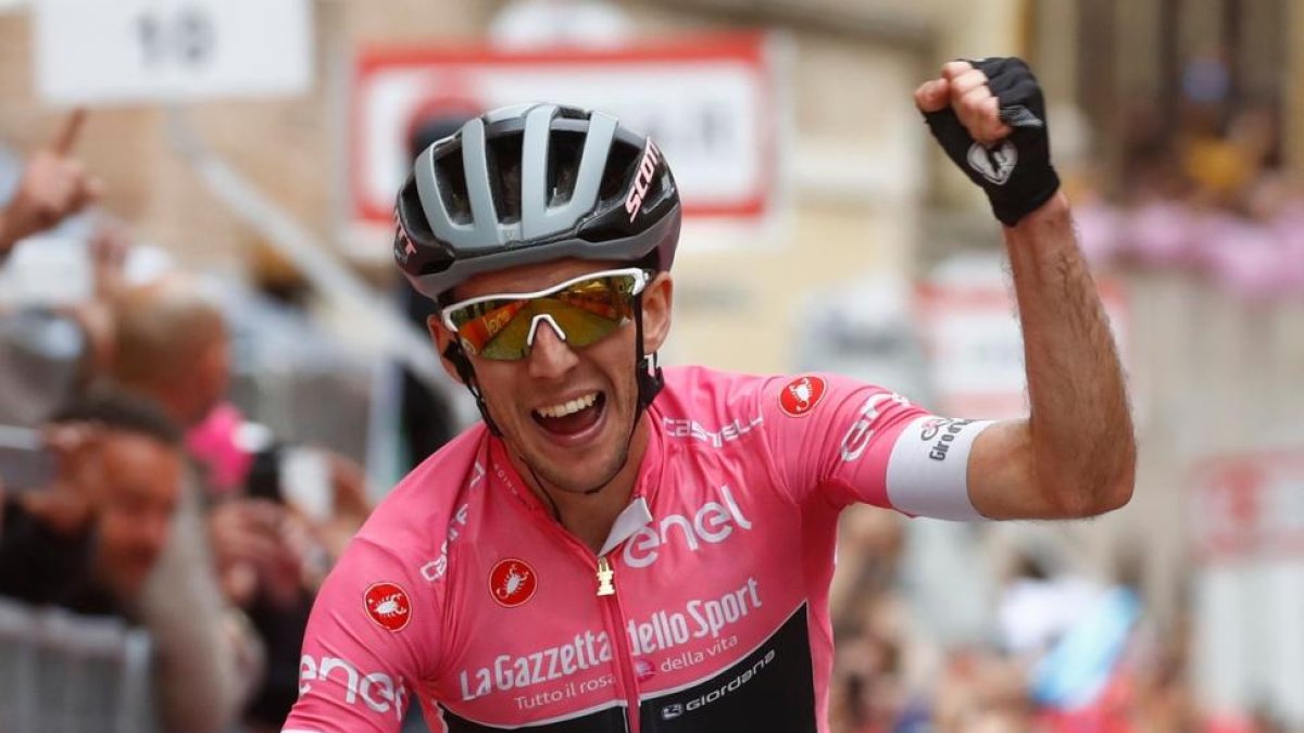 Simon Yates celebra la victoria en la 11ª etapa del Giro.