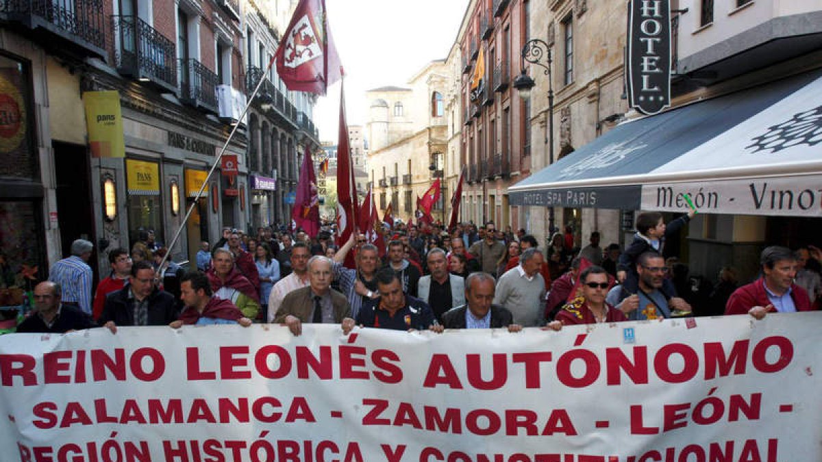 El homenaje a los héroes del 24 de abril ante los franceses recorrió las calles del centro.