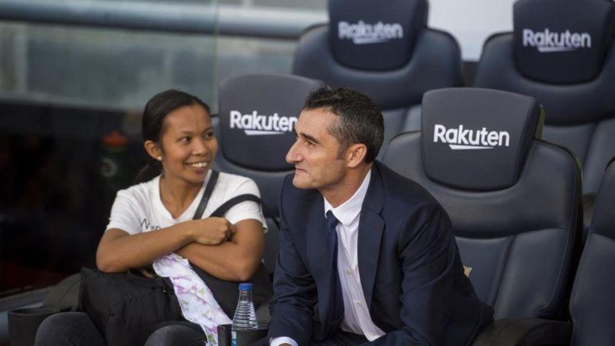 La asistenta de Rakitic junto a Valverde antes del inicio del Barça-Athletic en el Camp Nou.