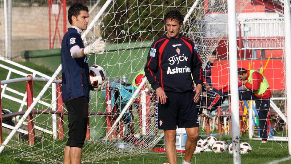 Isidro Fernández, a la derecha, corrige al guardameta titular del Sporting de Gijón, el también leonés Juan Pablo.