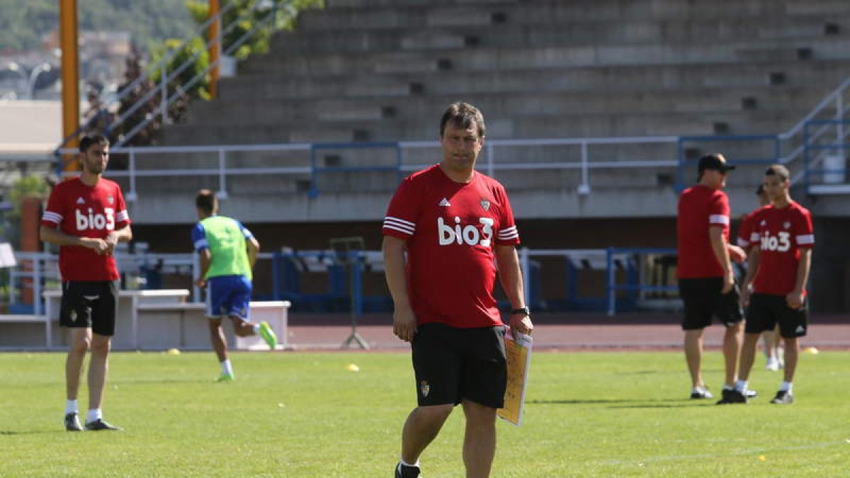 Manolo Díaz ya tiene en su cabeza el equipo que pondrá mañana de inico ante el Tenerife.