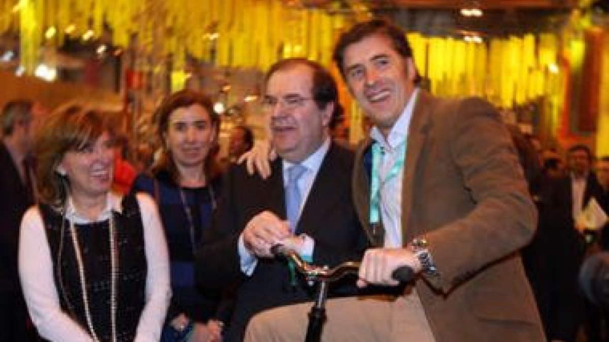 El presidente Herrera, en el centro, recoge el premio al mejor stand de Fitur.