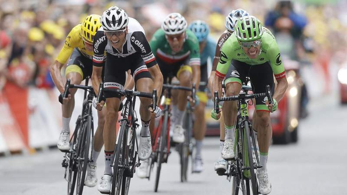 Urán, con el maillot verde, se coronó en la etapa reina de la ronda gala al esprint. GHEMENT