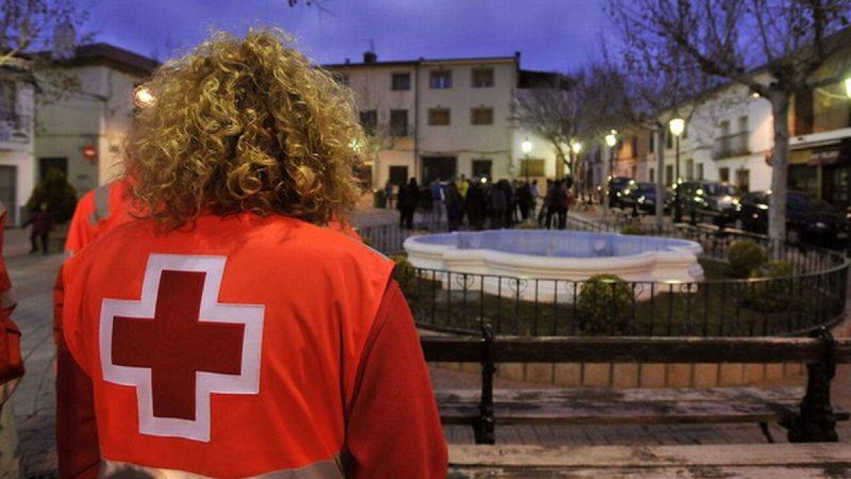 Una voluntaria de la Cruz Roja, en la plaza del Ayuntamiento de Ossa de Montiel, ayer.
