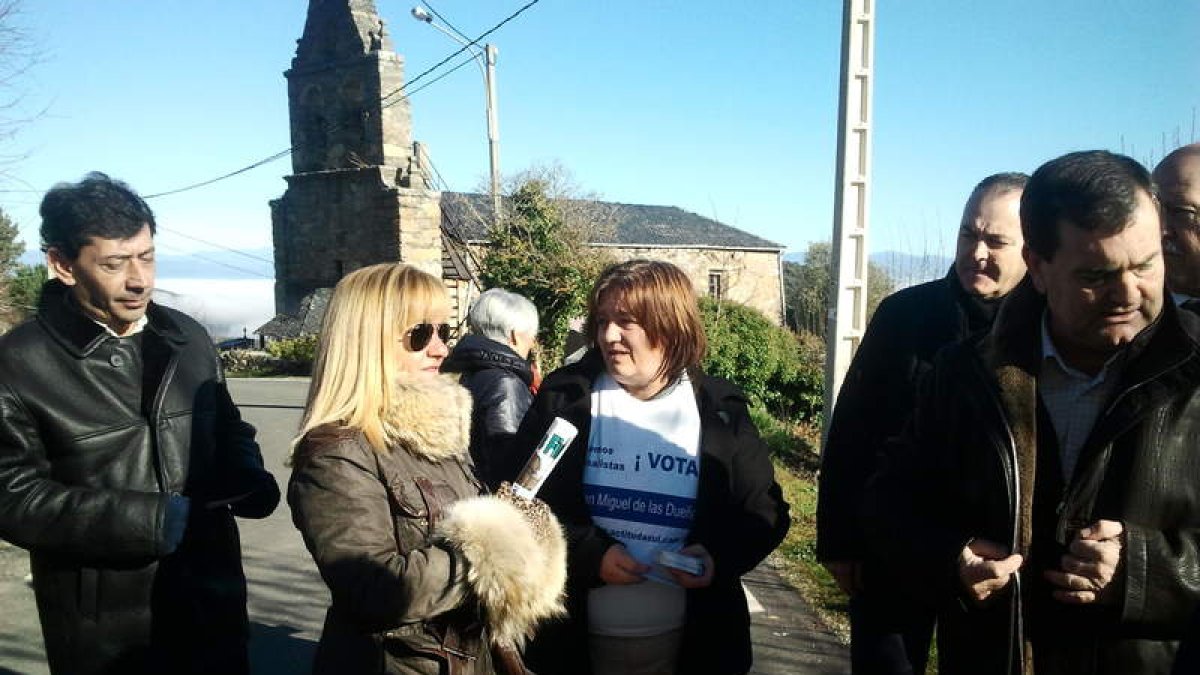 Isabel Carrasco visitó a los vecinos de San Miguel.