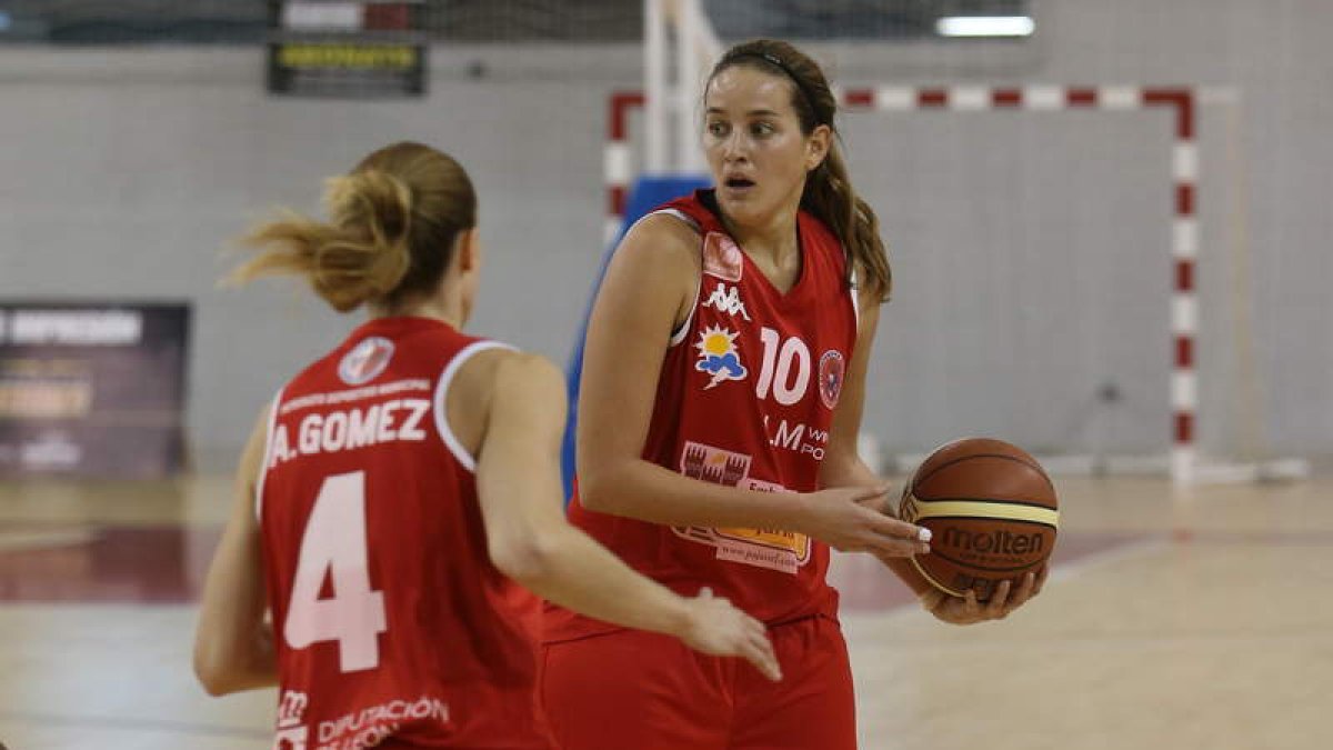 Matoso y Anna Gómez, en un momento del partido.