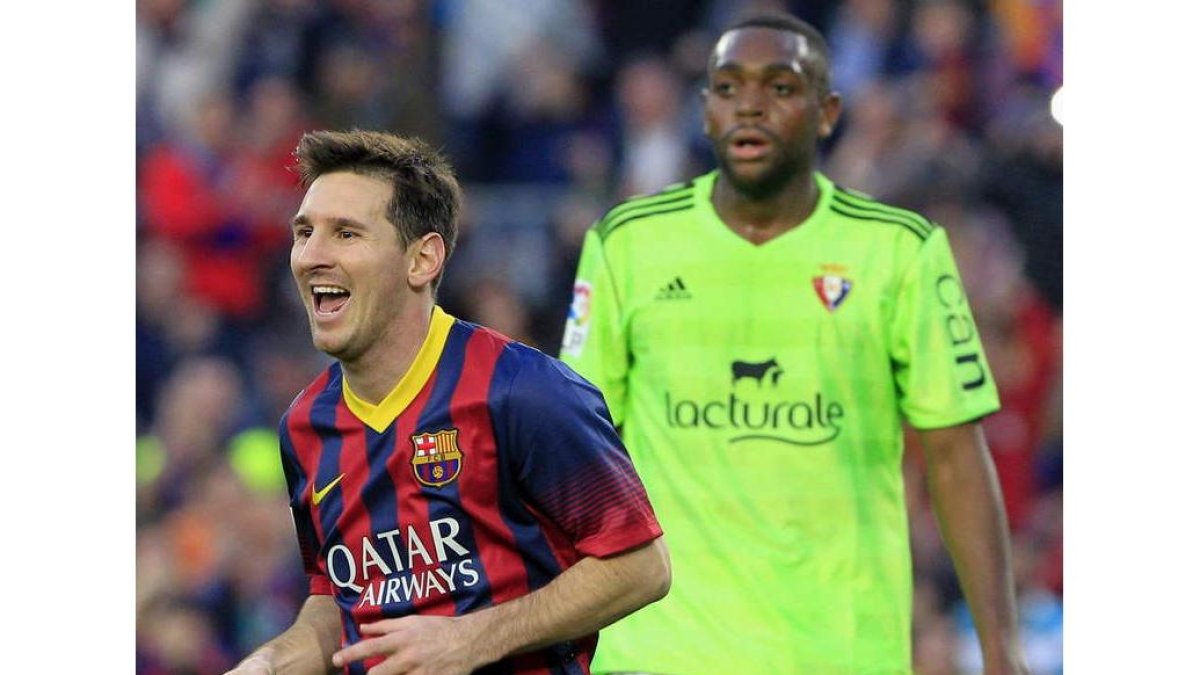 Messi celebra ante el francés Raoul Cedrid, de Osasuna, uno de sus tres goles.