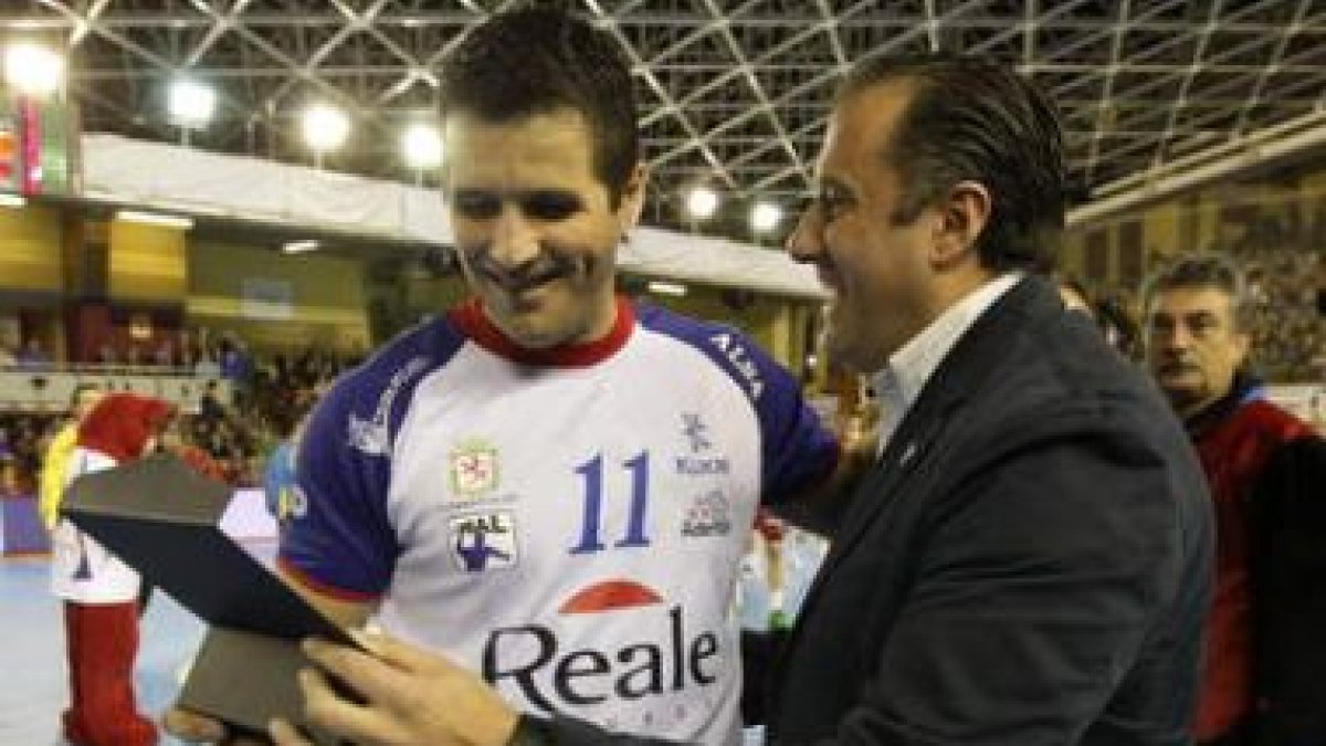 El club homenajeó ayer a cuatro de los jugadores del histórico equipo del Ademar que en la campaña 2