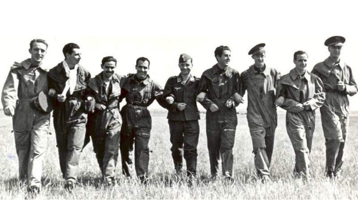 Imágenes que aparecen en el libro ‘La guerra como aventura. La legión Cóndor en la Guerra Civil Española’, en la que los alemanes aparecen relajados en Berlín, León y Tarragona.