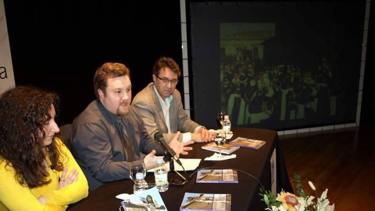 La editora, Susana Barbeito, el autor, Javier Revilla y el alcalde, en la presentación del libro.