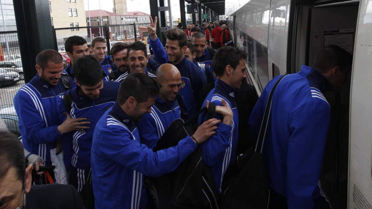 La plantilla de la Ponferradina, en el momento de subirse al tren León-Gijón (de allí viajaron en avión a Alicante), lució optimismo.