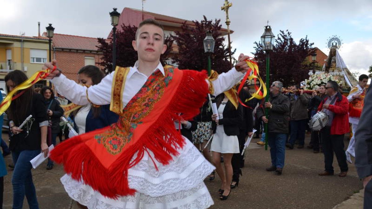 Imagen de uno de los danzantes, ayer en la procesión del Voto de Laguna de Negrillos.