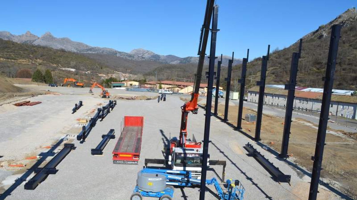 Instalación de los pilares que aguantarán la nave. CASTRO