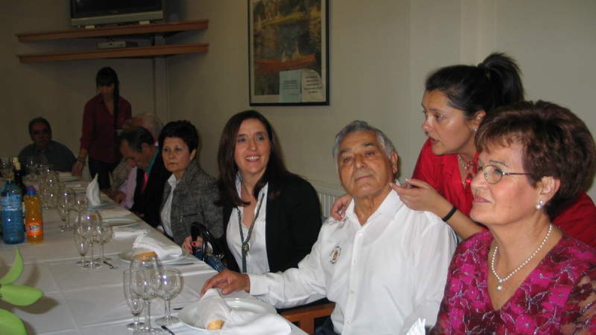 Isabel Baílez entre los presidentes de los centros de día Marina Núñez y Antonio Páramo.