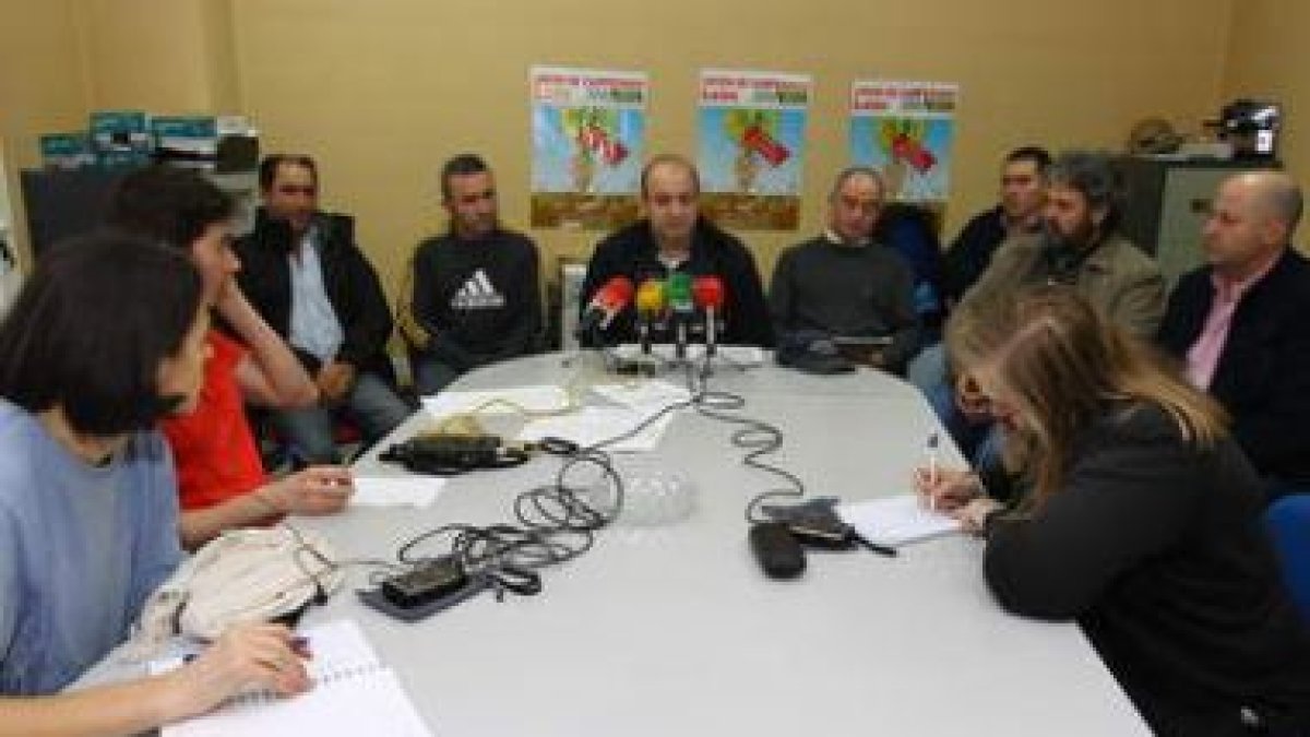 Juan Antonio Rodríguez, de la UCCL, junto a cooperativistas del ovino lácteo.