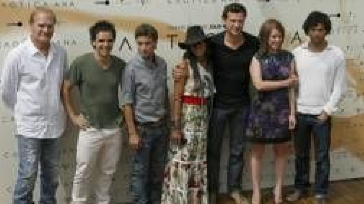 El director Médem posa junto a los actores de «Caótica Ana»