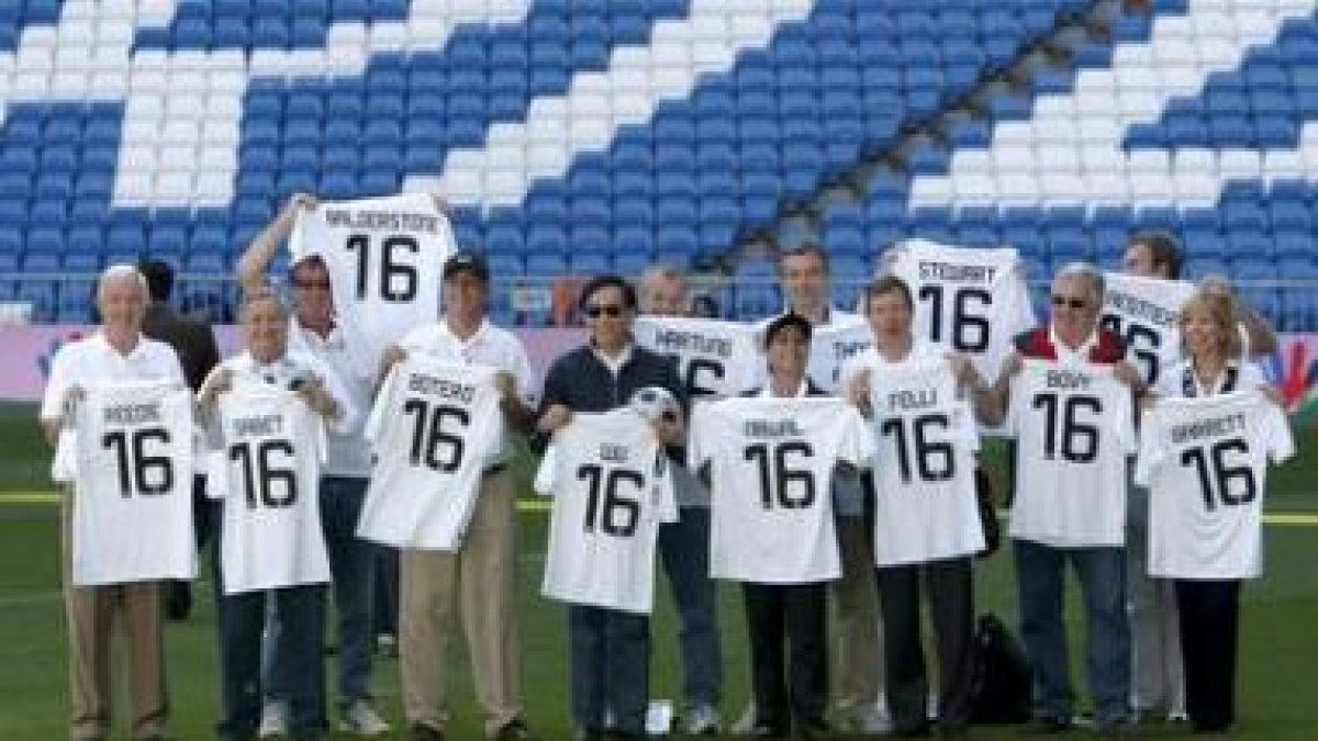 Los miembros del COI posan con la camiseta del Real Madrid
