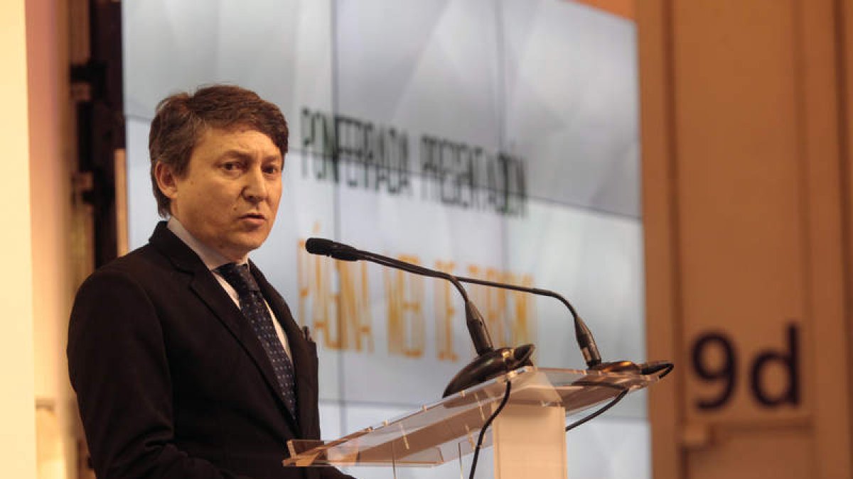 El alcalde de Ponferrada, Samuel Folgueral, en la presentación del nuevo portal turístico.