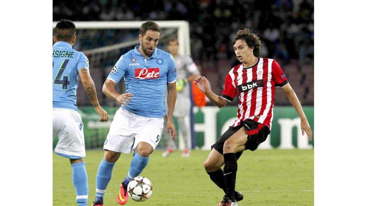 Higuaín controla el balón ante el intento del jugador del Athletic, Iturraspe, de arrebatárselo.