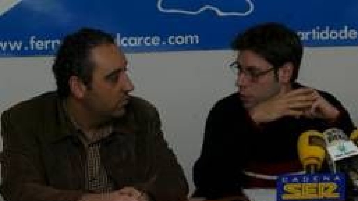 Fernando Valcarce, a la izquierda, escucha a Iván Alonso durante una rueda de prensa