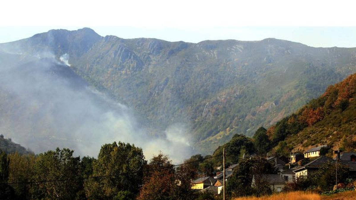 La localidad más próxima al incendio, que comenzó en cuatro focos diferentes y de forma intencionada, es Tejeira.