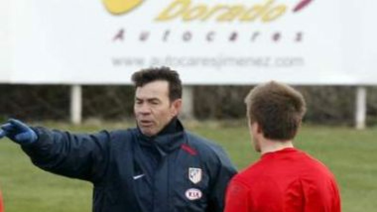 Abel Resino da instrucciones durante un entrenamiento.