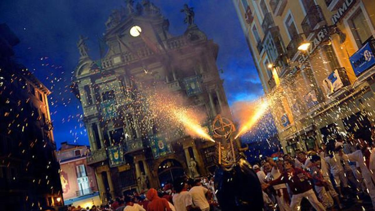 El 'toro de fuego', un hombre que lleva una estructura de metal cargada con fuegos artificiales, durante las fiestas de San Fermín (Pamplona).